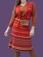 Charger l'image dans la galerie, Ensemble vintage Camille - Gilet et jupe Lainage rouge rayé. Taille S, 36, 38. Made in France
