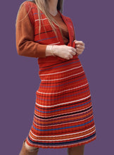 Charger l'image dans la galerie, Ensemble vintage Camille - Gilet et jupe Lainage rouge rayé. Taille S, 36, 38. Made in France