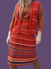 Charger l'image dans la galerie, Ensemble vintage Camille - Gilet et jupe Lainage rouge rayé. Taille S, 36, 38. Made in France