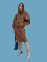 Charger l'image dans la galerie, Ensemble vintage Carla - veste et jupe en cuir d'autruche marron. Taille M, 38, 40