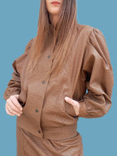 Charger l'image dans la galerie, Ensemble vintage Carla - veste et jupe en cuir d'autruche marron. Taille M, 38, 40