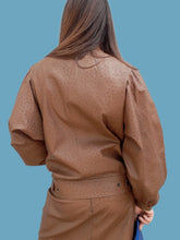 Charger l'image dans la galerie, Ensemble vintage Carla - veste et jupe en cuir d'autruche marron. Taille M, 38, 40