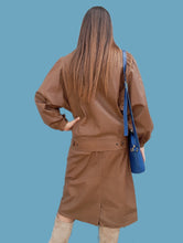 Charger l'image dans la galerie, Ensemble vintage Carla - veste et jupe en cuir d'autruche marron. Taille M, 38, 40