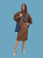 Charger l'image dans la galerie, Ensemble vintage Carla - veste et jupe en cuir d'autruche marron. Taille M, 38, 40