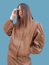 Charger l'image dans la galerie, Ensemble vintage Carla - veste et jupe en cuir d'autruche marron. Taille M, 38, 40