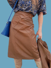 Charger l'image dans la galerie, Ensemble vintage Carla - veste et jupe en cuir d'autruche marron. Taille M, 38, 40
