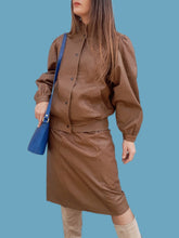 Charger l'image dans la galerie, Ensemble vintage Carla - veste et jupe en cuir d'autruche marron. Taille M, 38, 40