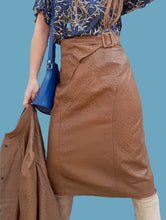 Charger l'image dans la galerie, Ensemble vintage Carla - veste et jupe en cuir d'autruche marron. Taille M, 38, 40