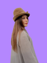 Charger l'image dans la galerie, Chapeau cloche vintage Ophélie - Feutre beige et galon noué.