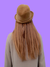 Charger l'image dans la galerie, Chapeau cloche vintage Ophélie - Feutre beige et galon noué.