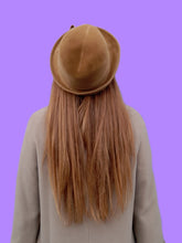 Charger l'image dans la galerie, Chapeau cloche vintage Ophélie - Feutre beige et galon noué.
