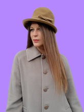 Charger l'image dans la galerie, Chapeau cloche vintage Ophélie - Feutre beige et galon noué.