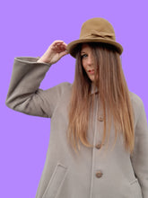 Charger l'image dans la galerie, Chapeau cloche vintage Ophélie - Feutre beige et galon noué.