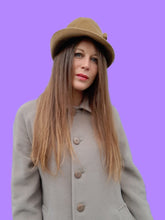 Charger l'image dans la galerie, Chapeau cloche vintage Ophélie - Feutre beige et galon noué.