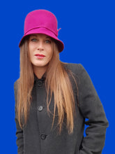 Charger l'image dans la galerie, Chapeau seau vintage Mélania - Feutre de laine rose fuchsia et galon noué.