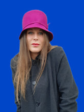 Charger l'image dans la galerie, Chapeau seau vintage Mélania - Feutre de laine rose fuchsia et galon noué.