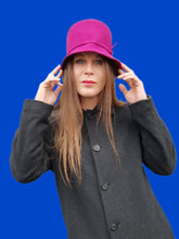 Charger l'image dans la galerie, Chapeau seau vintage Mélania - Feutre de laine rose fuchsia et galon noué.