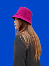 Charger l'image dans la galerie, Chapeau seau vintage Mélania - Feutre de laine rose fuchsia et galon noué.