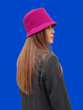 Charger l'image dans la galerie, Chapeau seau vintage Mélania - Feutre de laine rose fuchsia et galon noué.