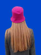 Charger l'image dans la galerie, Chapeau seau vintage Mélania - Feutre de laine rose fuchsia et galon noué.