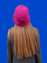 Charger l'image dans la galerie, Chapeau seau vintage Mélania - Feutre de laine rose fuchsia et galon noué.