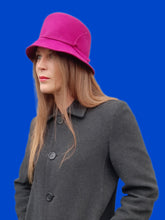 Charger l'image dans la galerie, Chapeau seau vintage Mélania - Feutre de laine rose fuchsia et galon noué.