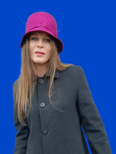 Charger l'image dans la galerie, Chapeau seau vintage Mélania - Feutre de laine rose fuchsia et galon noué.