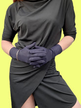 Charger l'image dans la galerie, Gants vintage Elsa - Tissu bleu nuit texturé et satiné. Taille 6,5 extensible. Neyret Paris.