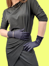 Charger l'image dans la galerie, Gants vintage Elsa - Tissu bleu nuit texturé et satiné. Taille 6,5 extensible. Neyret Paris.