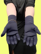 Charger l'image dans la galerie, Gants vintage Elsa - Tissu bleu nuit texturé et satiné. Taille 6,5 extensible. Neyret Paris.