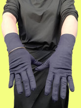 Charger l'image dans la galerie, Gants vintage Elsa - Tissu bleu nuit texturé et satiné. Taille 6,5 extensible. Neyret Paris.