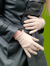 Charger l'image dans la galerie, Gants vintage Elisa - Cuir écru et triangles ajourés aux poignets. Taille 7 1/4