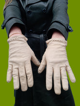 Charger l'image dans la galerie, Gants vintage Elisa - Cuir écru et triangles ajourés aux poignets. Taille 7 1/4