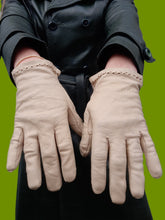 Charger l'image dans la galerie, Gants vintage Elisa - Cuir écru et triangles ajourés aux poignets. Taille 7 1/4