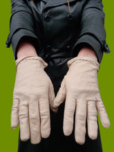 Charger l'image dans la galerie, Gants vintage Elisa - Cuir écru et triangles ajourés aux poignets. Taille 7 1/4