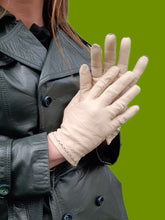 Charger l'image dans la galerie, Gants vintage Elisa - Cuir écru et triangles ajourés aux poignets. Taille 7 1/4