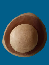Charger l'image dans la galerie, Chapeau vintage Caroline - Bibi en paille tressée et velours marron. 1960s.