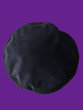Charger l'image dans la galerie, Chapeau vintage Colette - Béret plat en daim et cuir noir. Nœud et dorure fantaisie.