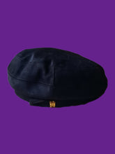 Charger l'image dans la galerie, Chapeau vintage Colette - Béret plat en daim et cuir noir. Nœud et dorure fantaisie.