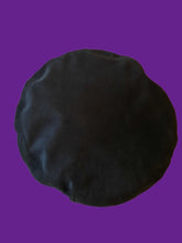 Charger l'image dans la galerie, Chapeau vintage Colette - Béret plat en daim et cuir noir. Nœud et dorure fantaisie.