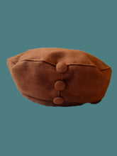 Charger l'image dans la galerie, Chapeau vintage Clémence - Béret plat caramel à boutons fantaisie.