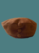 Charger l'image dans la galerie, Chapeau vintage Clémence - Béret plat caramel à boutons fantaisie.
