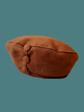 Charger l'image dans la galerie, Chapeau vintage Clémence - Béret plat caramel à boutons fantaisie.