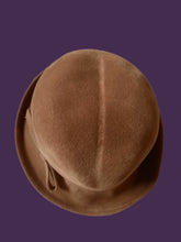 Charger l'image dans la galerie, Chapeau cloche vintage Ophélie - Feutre beige et galon noué.