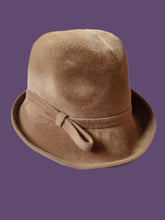 Charger l'image dans la galerie, Chapeau cloche vintage Ophélie - Feutre beige et galon noué.