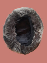 Charger l'image dans la galerie, Toque vintage Nadejda - Calotte en cuir véritable et imitation fourrure marron. Made in France.