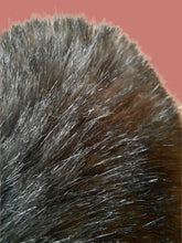 Charger l'image dans la galerie, Toque vintage Nadejda - Calotte en cuir véritable et imitation fourrure marron. Made in France.