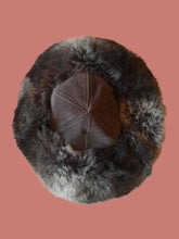 Charger l'image dans la galerie, Toque vintage Nadejda - Calotte en cuir véritable et imitation fourrure marron. Made in France.