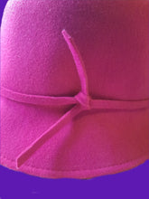 Charger l'image dans la galerie, Chapeau seau vintage Mélania - Feutre de laine rose fuchsia et galon noué.