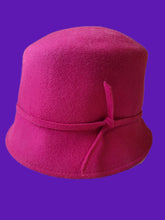Charger l'image dans la galerie, Chapeau seau vintage Mélania - Feutre de laine rose fuchsia et galon noué.